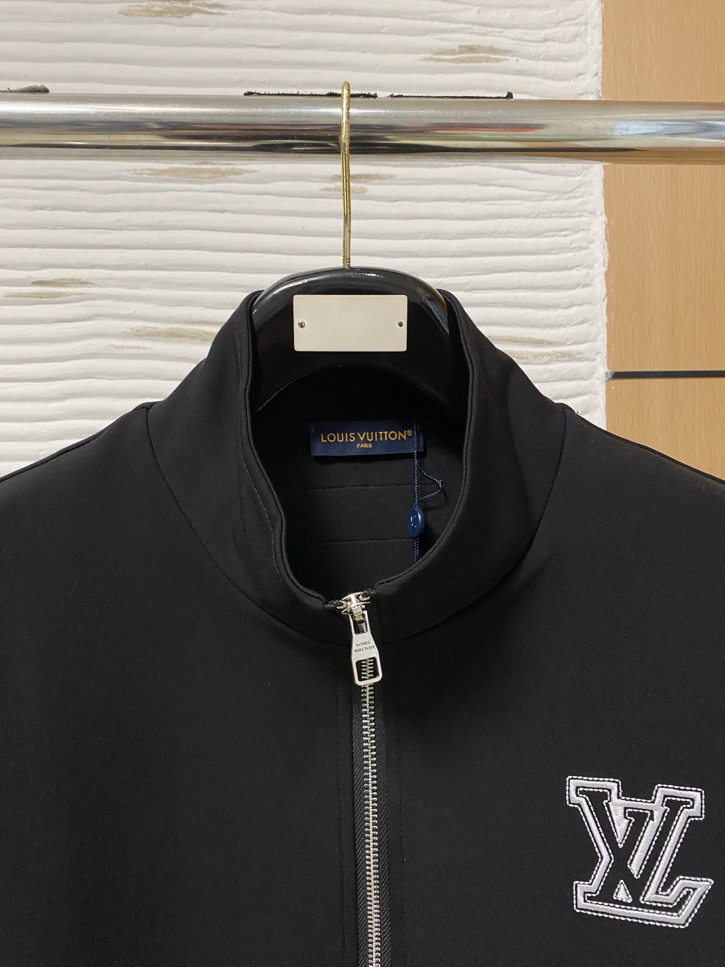 🅿️720 [LV Louis Vuitton] hot-selling suit is coming. Focus on the original version of the official website. 2025 new hot-selling cardigan and sweatshirt suit. The original order is the best. 🇭🇰The meticulous work of top designers. It has a fitting and perfect upper body effect. All-natural high-quality Tencel Roman cotton 100%, close-fitting comfort, noble and elegant! Original hardware embodies elegance and nobility! Counter size: M-3XL (maximum wear up to 190 pounds)